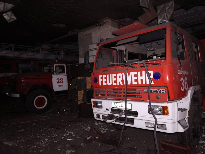 Россия ночью ударила по пожарной части Изюма в Харьковской области, восемь спасателей ранены