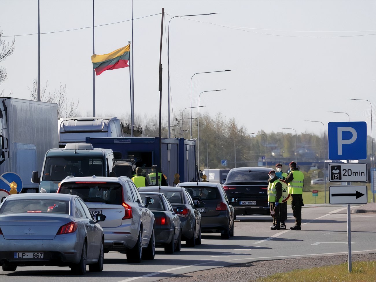 Парламент Латвии поддержал в первом чтении законопроект, согласно которому  автомобили с номерами РФ будут передавать Украине