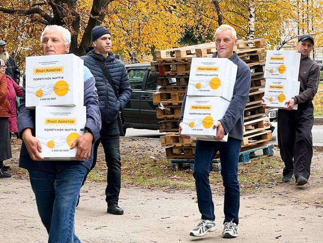 Жителі Костянтинівки Донецької області почали отримувати продуктові набори від Фонду Ріната Ахметова