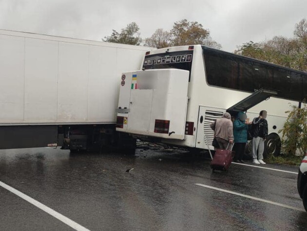 В Закарпатской области столкнулись фура и рейсовый автобус, есть погибшие и пострадавшие – полиция