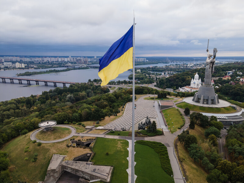 У Києві шторм пошкодив найбільший прапор України, його замінять