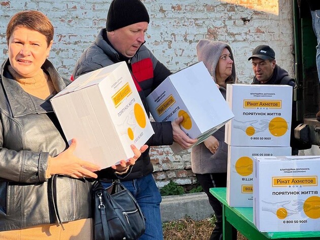 Видавання продуктових наборів від Фонду Ріната Ахметова для переселенців триває в Новоукраїнці Кіровоградської області