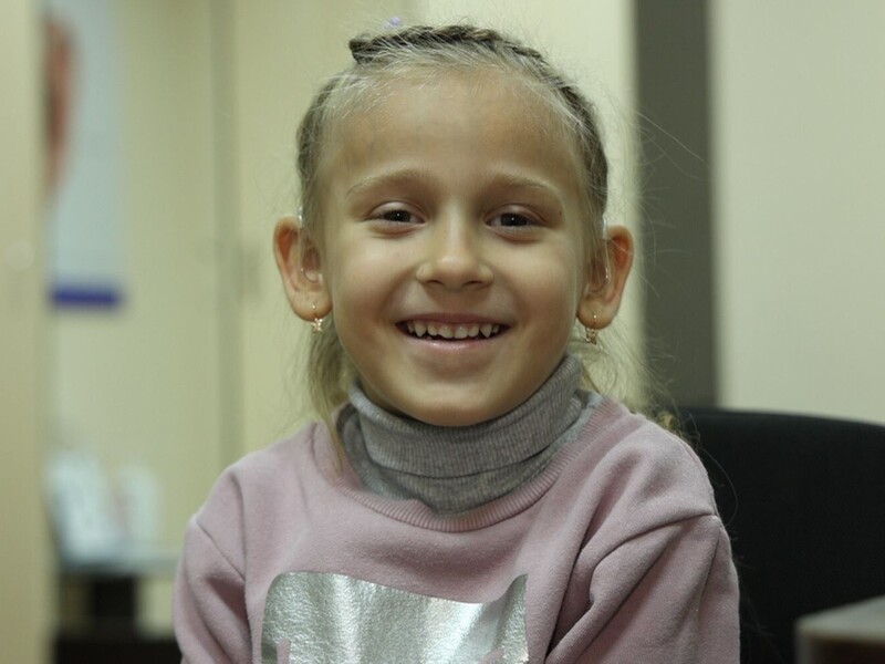Фонд Рината Ахметова оплатил дорогостоящее слухопротезирование для пятилетней Иванны из Запорожья