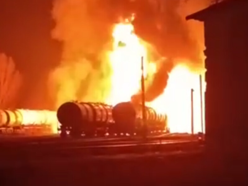"Чому в окупантів немає пального та поганий настрій?" У Донецьку сильна пожежа – горять цистерни, причиною міг стати приліт. Відео
