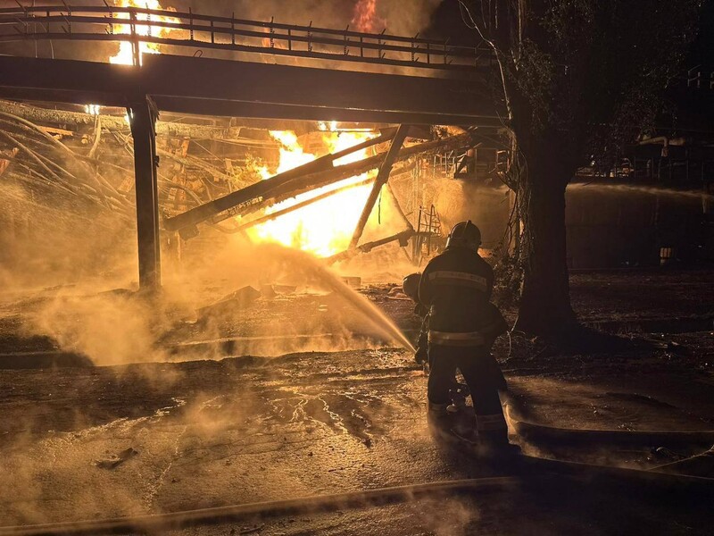 Окупанти вдарили дронами по НПЗ у Кременчуці, виникла пожежа, підприємство не працює – ОВА