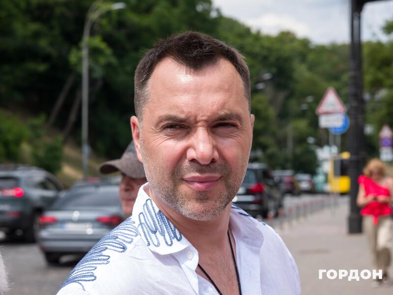 Арестович выехал за границу и планирует быть "оппозиционным политиком в изгнании"