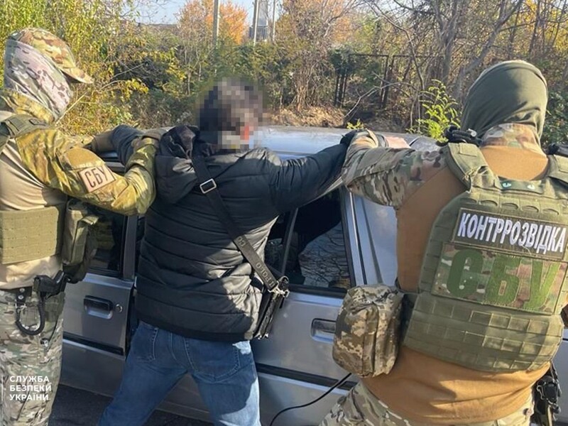 СБУ затримала жителя Запоріжжя, який працював в ОВА і якого підозрюють у зливанні окупантам інформації про ЗСУ на півдні України