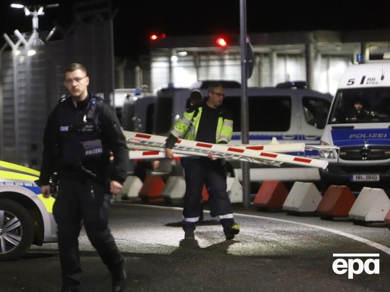 Дівчинку-заручницю в аеропорту Гамбурга звільнили, її батько здався поліції