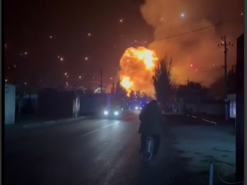 "Спасти там ничего не выйдет". В Седово под Мариуполем раздались мощные взрывы на российском складе боеприпасов. Видео 