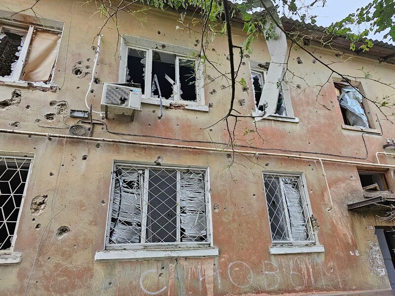 Росіяни обстріляли селище в Херсонській області, один поранений втратив частину ноги, у ще одного – опіки спини – ОВА