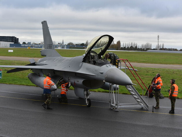 Нідерланди передали п'ять F-16 у румунський центр навчання пілотів з України