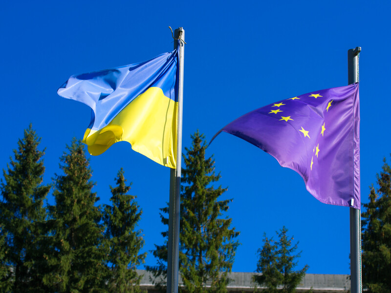 Єврокомісія рекомендуватиме ЄС розпочати переговори з Україною щодо членства, але з умовами – Bloomberg