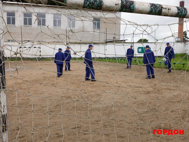 "Через велику кількість росіян". В Україні найближчим часом з'явиться новий табір для військовополонених