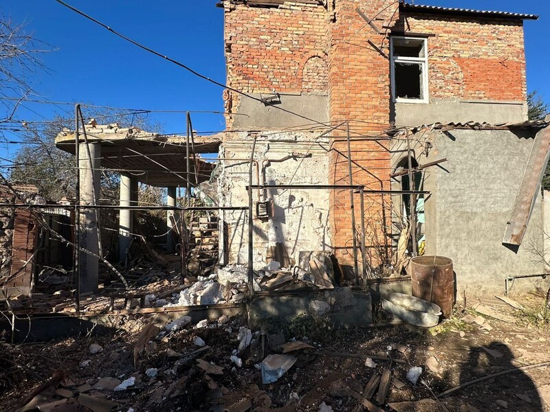 Росіяни обстріляли Нікополь, поранено жінку, пошкоджено майже 30 житлових будинків, газогони й лінії електропередавання – ОВА