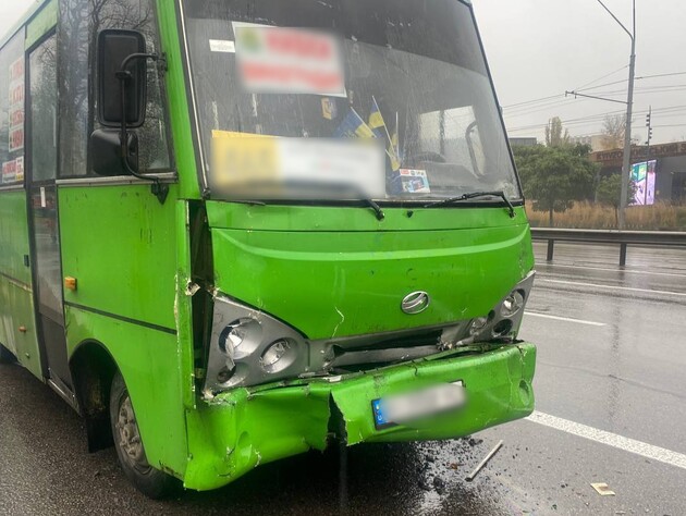 В Киеве столкнулись две маршрутки, семь пассажиров пострадали 