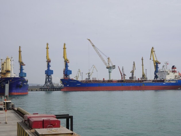 У порти окупованих Маріуполя й Бердянська протягом жовтня зайшло 17 кораблів, які вивезли понад 30 тис. тонн краденої продукції