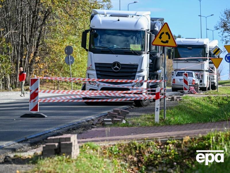 Польские перевозчики полностью заблокировали проезд грузовиков на двух пунктах пропуска с Украиной, частично – еще на одном – замминистра