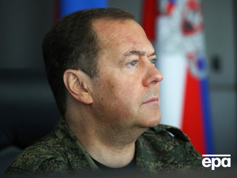 Медведев заявил, что производство вооружений в РФ вышло на "невиданный уровень"