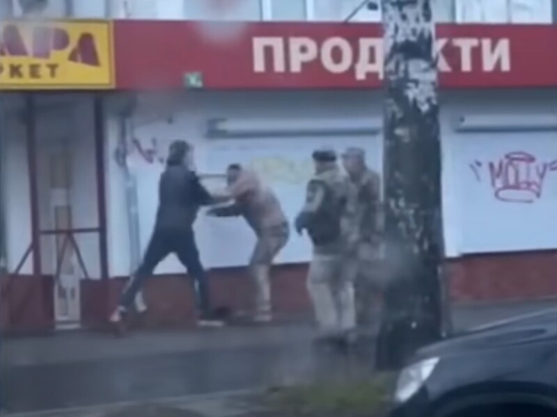 У Житомирі чоловік побив біля магазину співробітника військкомату й утік. Відео