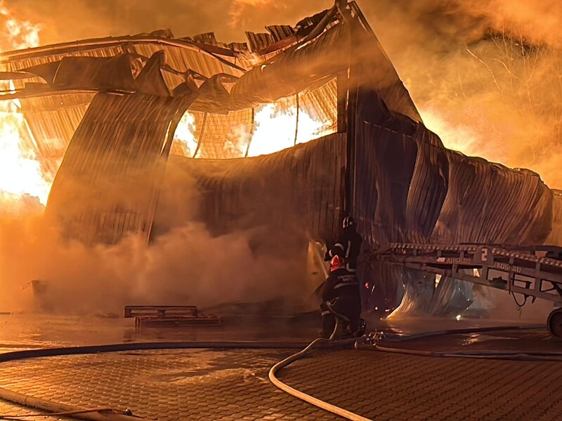 У Вінниці виникла сильна пожежа, загорілися складські приміщення з ламінатом. Фото