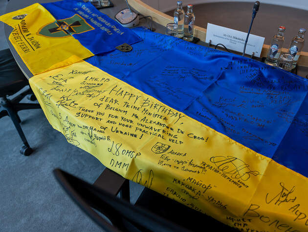 Кулеба подарил на день рождения премьеру Бельгии флаг Украины с поздравлениями от украинских военных. Фото