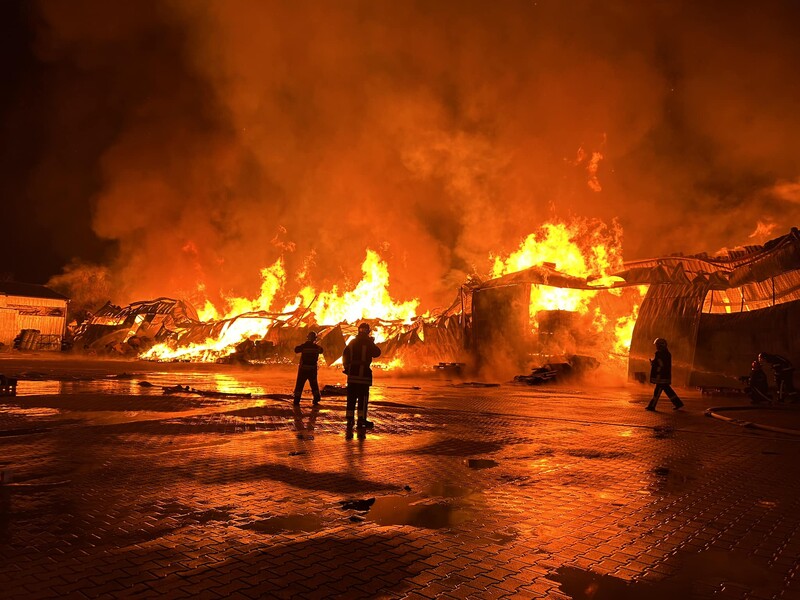 Сильный пожар на складе стройматериалов в Виннице тушили всю ночь. Фото, видео