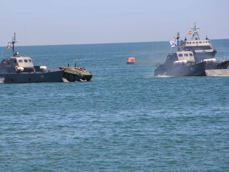 Спецназ ГУР ночью поразил в Крыму два скоростных катера оккупантов. СМИ сообщали об ударе дронами по казармам и нефтебазе на полуострове