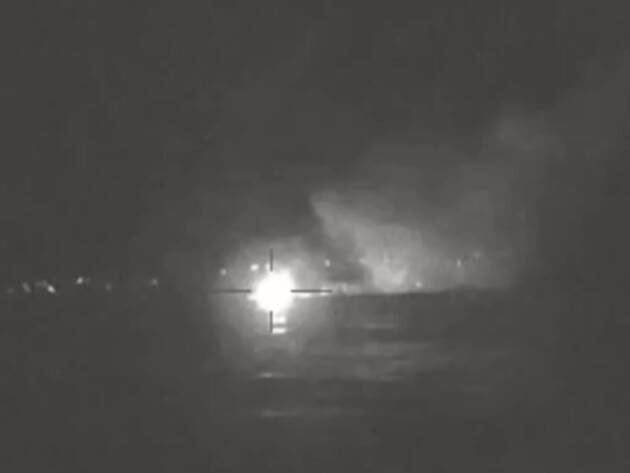 "Ідея росіян зруйнована". У ГУР показали відео нічної атаки на десантні кораблі окупантів у Криму