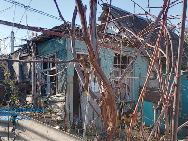 Оккупанты нанесли удар по Никополю дронами-камикадзе, погибла женщина, получившего ранения мужчину госпитализировали