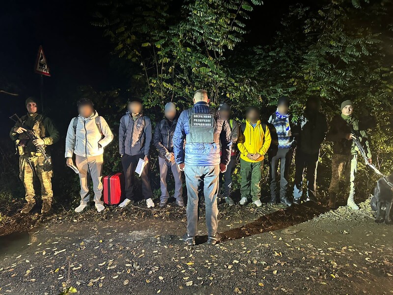 "Індійський фільм" на українському кордоні". У Закарпатській області затримали сімох іноземців, які намагалися незаконно потрапити в ЄС. Відео