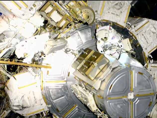 Во время выхода в открытый космос астронавты NASA потеряли сумку с инструментами, теперь она летает вокруг Земли