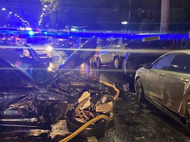 У Києві на Караваєвих дачах BMW протаранив п'ять автомобілів