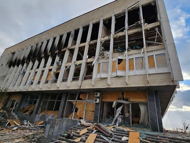 Россияне обстреляли библиотеку в Херсоне, здание существенно повреждено. В ОВА показали последствия вражеской атаки