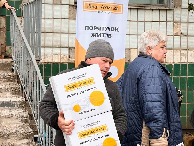 В Константиновке в Донецкой области продолжается выдача продуктовых наборов от Фонда Рината Ахметова