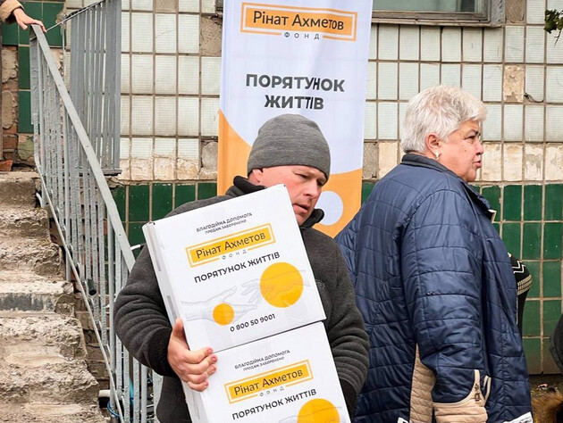 У Костянтинівці в Донецькій області триває видавання продуктових наборів від Фонду Ріната Ахметова