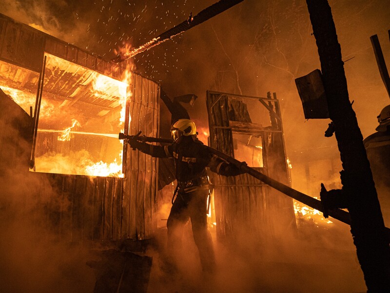 В Киеве вечером горел магазин-склад стройматериалов. Кличко сообщил о двух пострадавших с острой реакцией на стресс. Фото