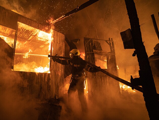 В Киеве вечером горел магазин-склад стройматериалов. Кличко сообщил о двух пострадавших с острой реакцией на стресс. Фото