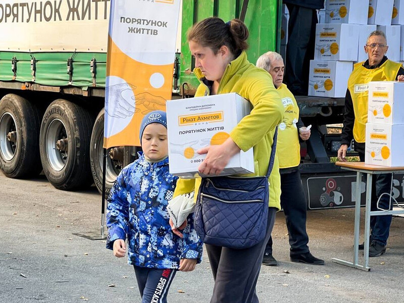 В Краматорске семьи с детьми продолжают получать продуктовые наборы от Фонда Рината Ахметова 
