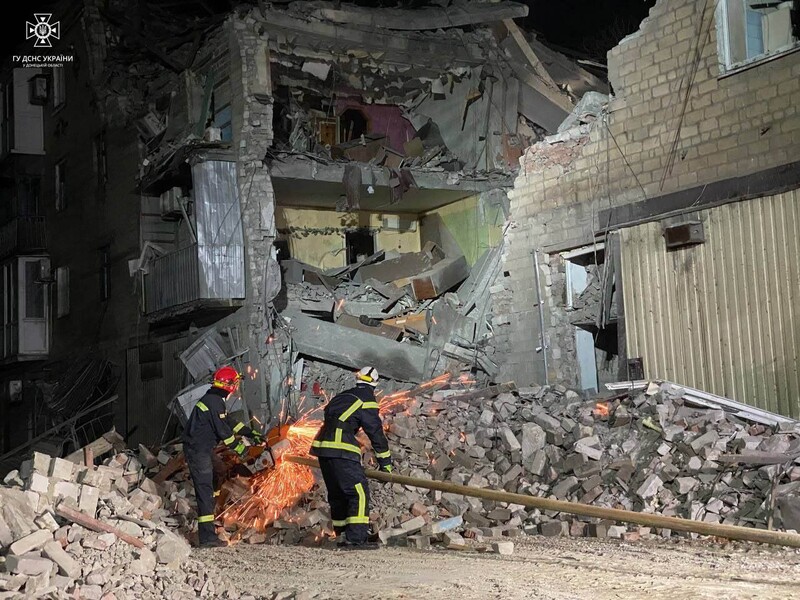 РФ обстреляла многоэтажку в Донецкой области. Есть жертва и раненые, под завалами могут быть люди – МВД