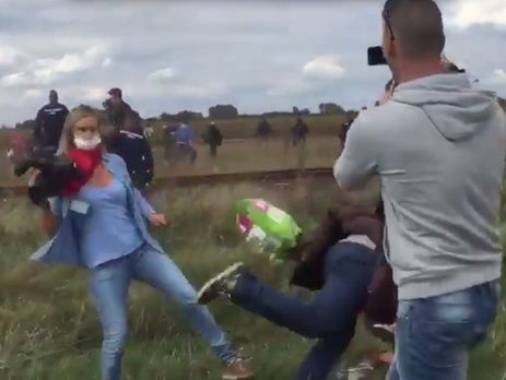 Суд приговорил к трем годам условно оператора венгерского телеканала, подставившую подножку беженцу 