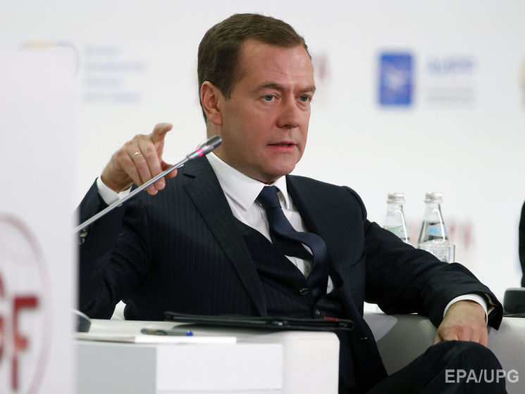 Медведев на церемонии награждения журналистов заявил, что "денег, как известно, нет"