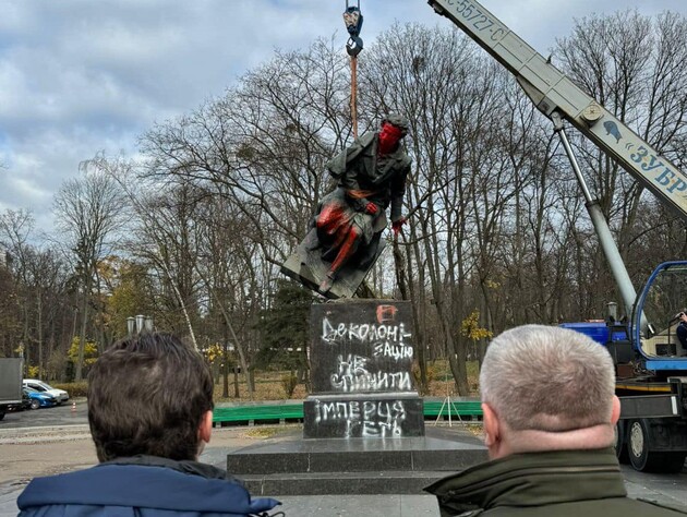 У Києві демонтували пам'ятник Пушкіну на Шулявці