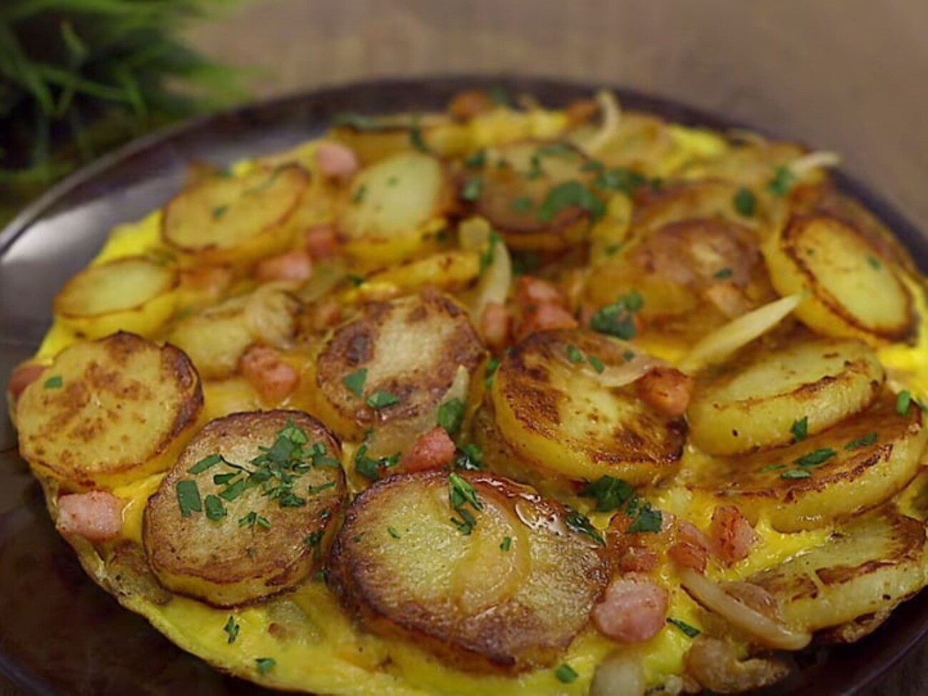 Жареный картофель с беконом и яйцами. Простой рецепт, как вкусно  приготовить это блюдо