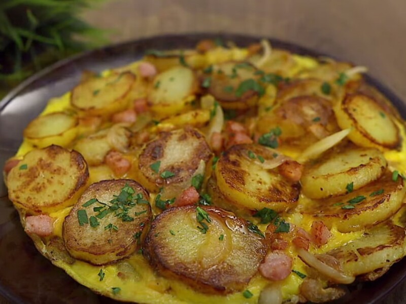 Жареный картофель с беконом и яйцами. Простой рецепт, как вкусно приготовить это блюдо