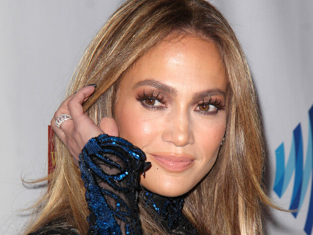 Лопес восхитила сеть новым модным образом от Valentino. Фото