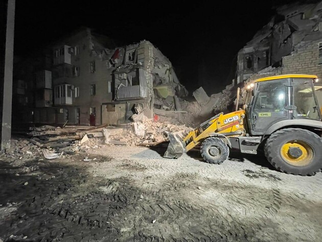 Ракетный удар РФ по многоэтажке в Селидово. В ГСЧС сообщили о двух погибших, под завалами могут быть еще люди