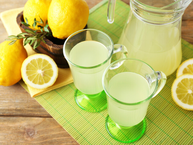 Как быстро выжать лимонный сок. Простой лайфхак  