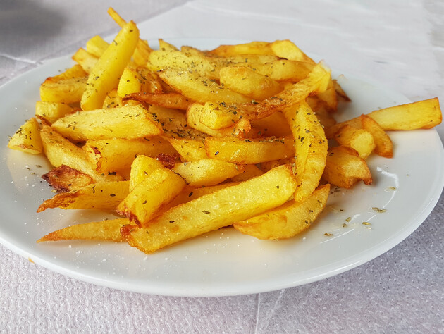 Як смачно посмажити картоплю. Експерт розповів, коли накривати кришкою і на якій сковороді найкраще готувати