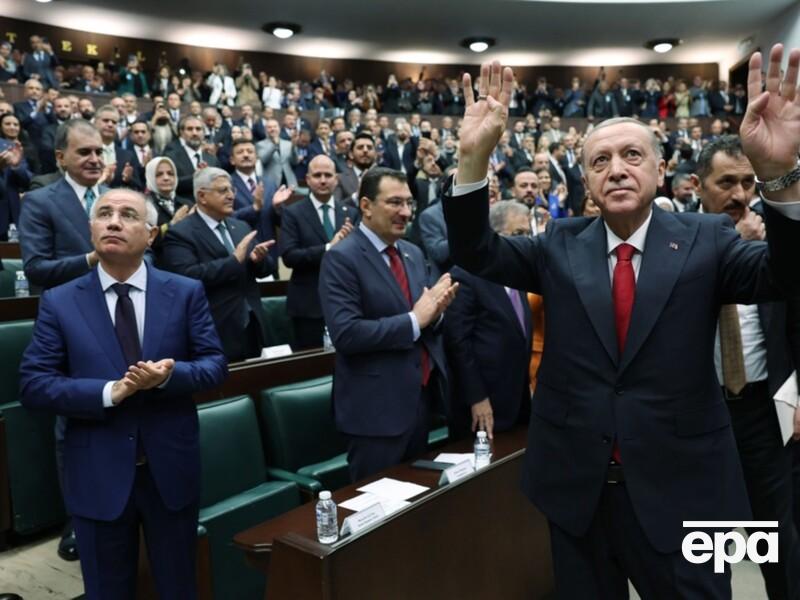 Під час виступу Ердогана в парламенті йому на плече сіла оса. Реакція охоронця президента Туреччини потрапила в кадр і стала вірусною в мережі