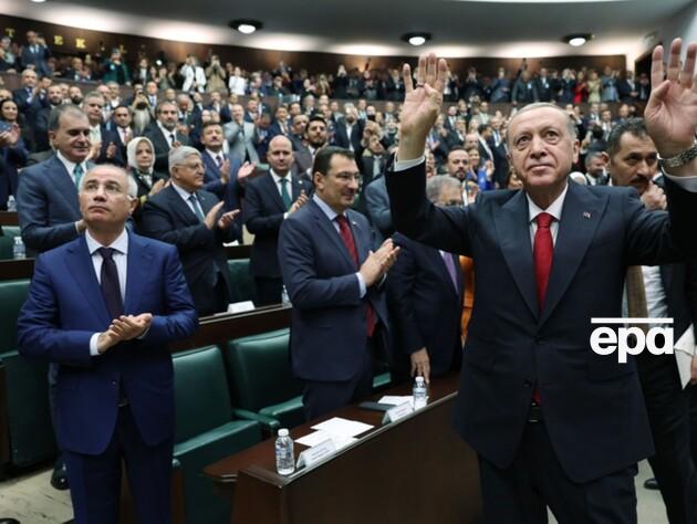 Во время выступления Эрдогана в парламенте ему на плечо села оса. Реакция охранника президента Турции попала в кадр и стала вирусной в сети